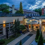 Hotel *** Nat